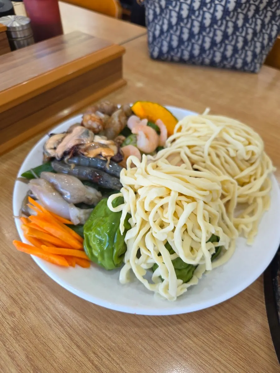 속이 꽉 찬 백청우칼국수 수제 만두