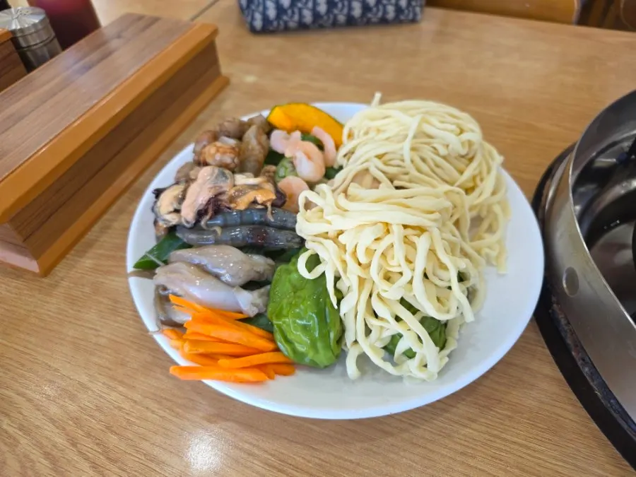 만두가 담긴 커다란 전골 냄비