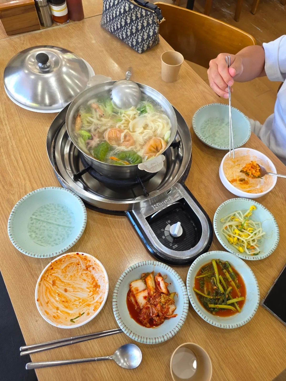 끓고 있는 해물만두전골 한 상