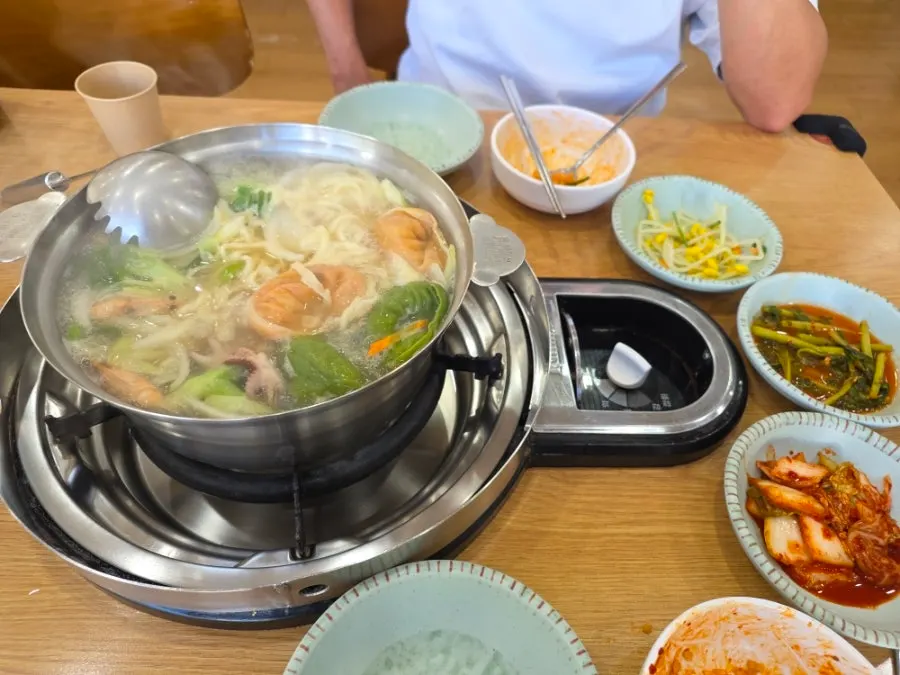 전골 육수에 칼국수 면을 넣어 마무리한 모습