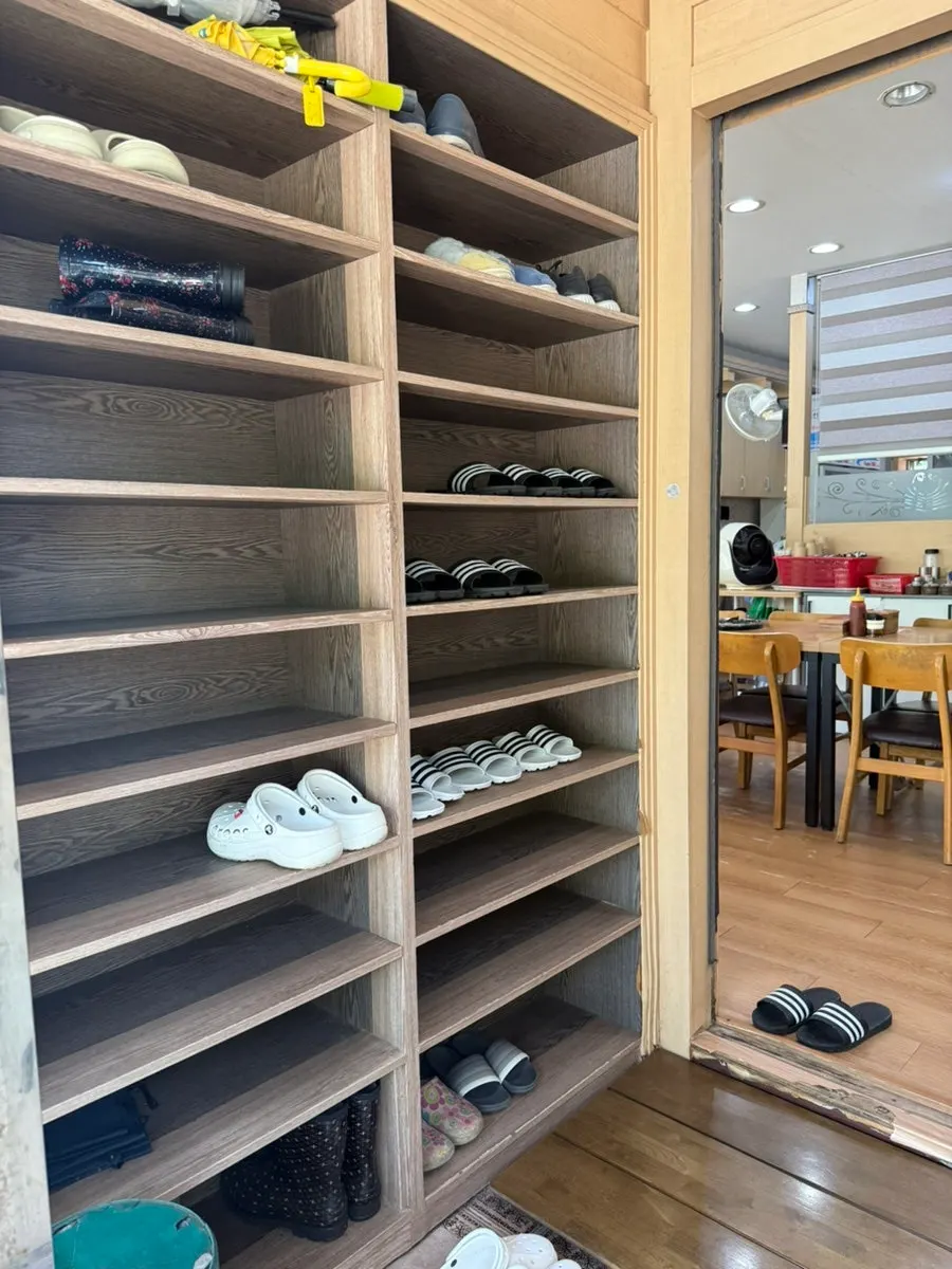 Long shoehorn and tongs placed at the entrance