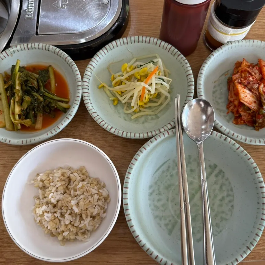 Table setting with the covered kalguksu pot placed on top