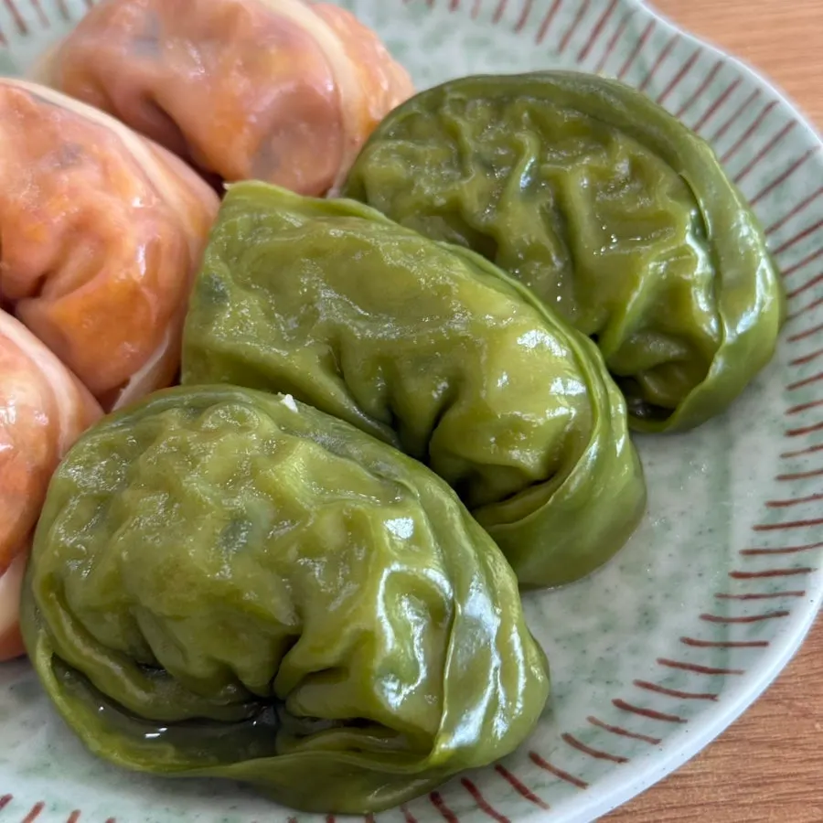Half-and-half steamed mandu next to the seafood kalguksu pot