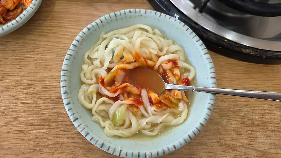 Kalguksu mixed with gochujang, jang-kalguksu style