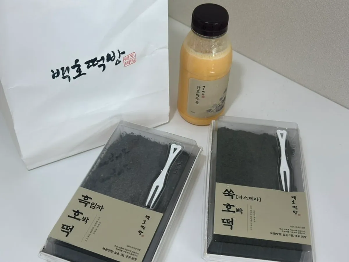 Info sheet listing Baekho Tteokbang's rice cake types and prices