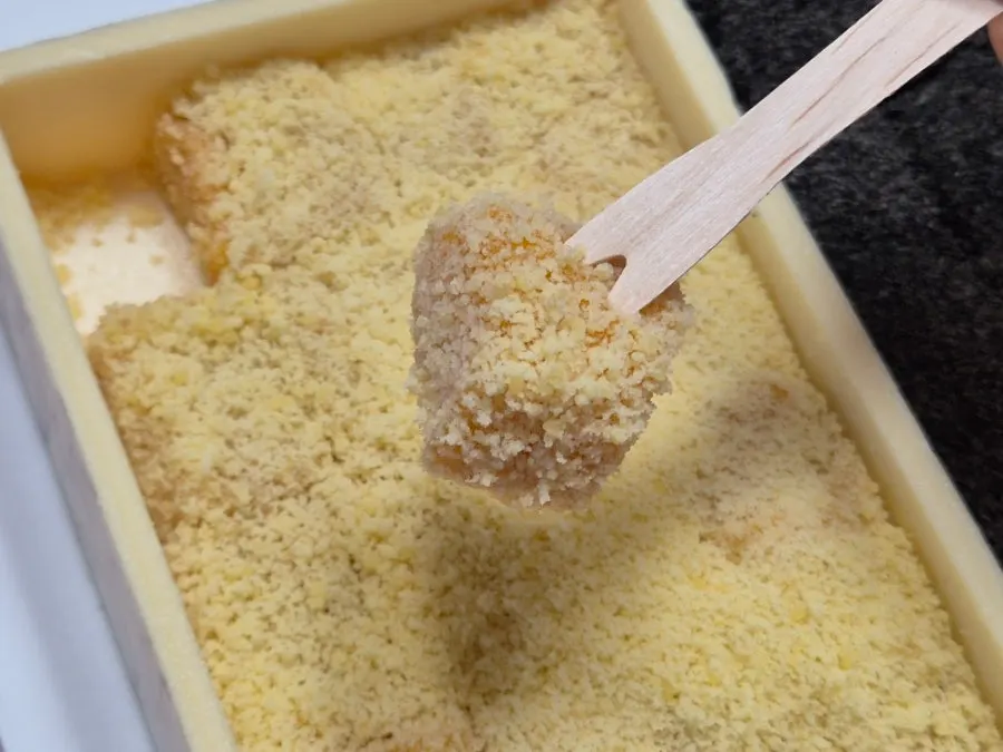 카스테라 가루를 묻힌 백호떡 단면의 단호박 떡