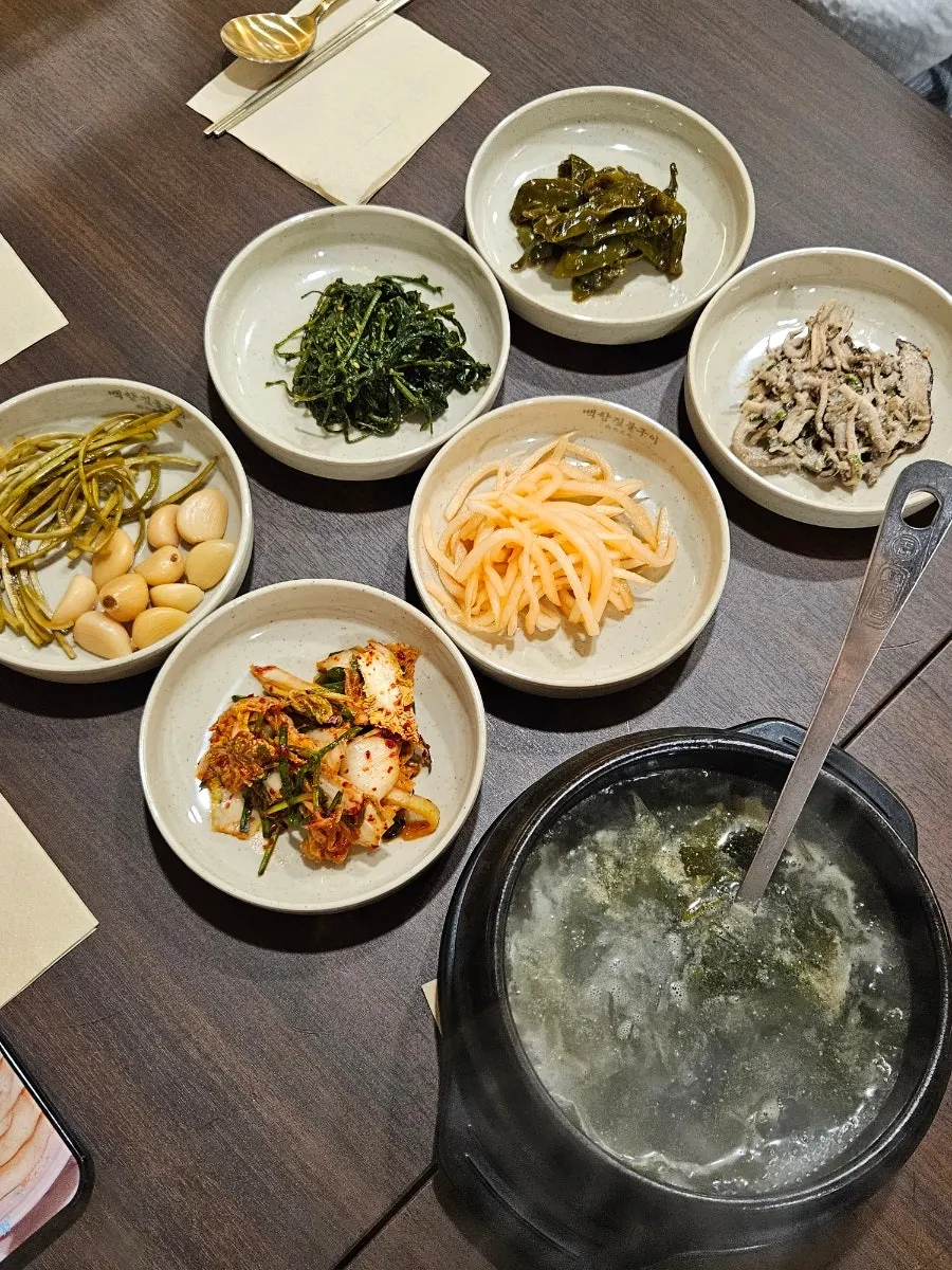 Soy sauce pork straw-fire grill with the basic banchan spread