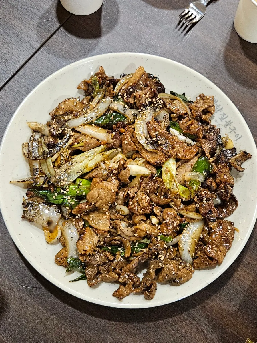 Tray piled high with soy sauce pork straw-fire grill