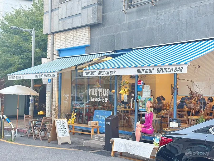 통창 너머 내부가 보이는 브런치바 전경