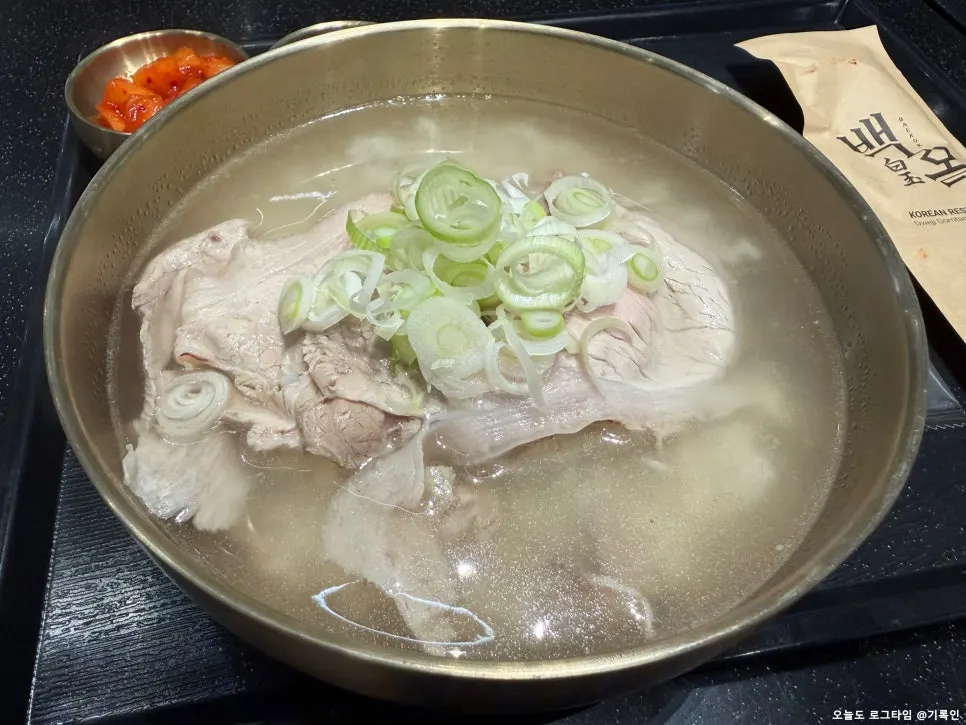 国内産前脚肉が入った豚コムタンのスープ