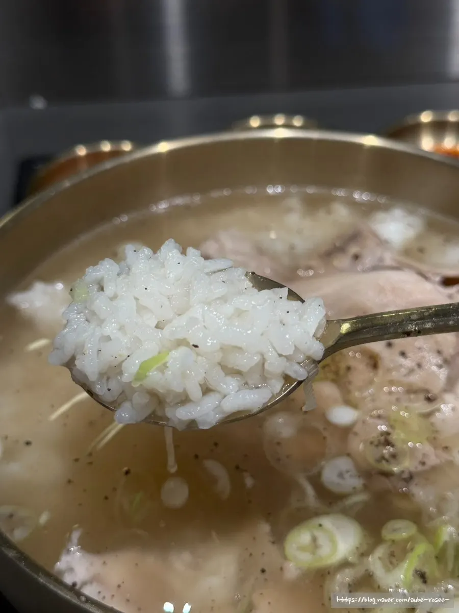 Transparent bone broth of the pork gomtang, free of oil