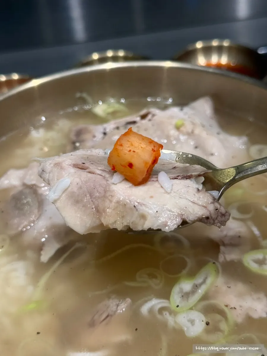 Domestic pork foreleg meat in the pork gomtang