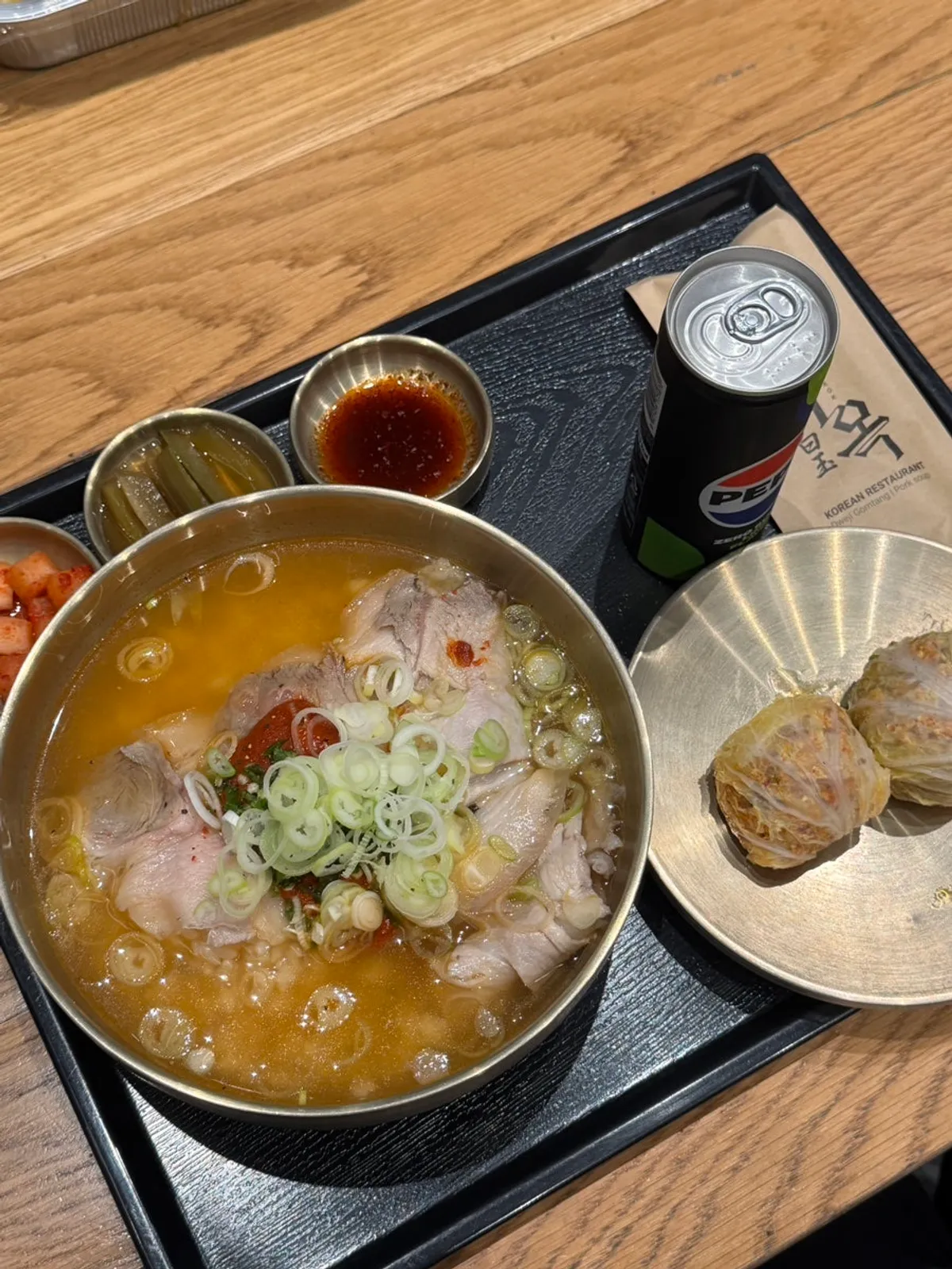 백옥 동탄 곰탕과 배추만두 상차림