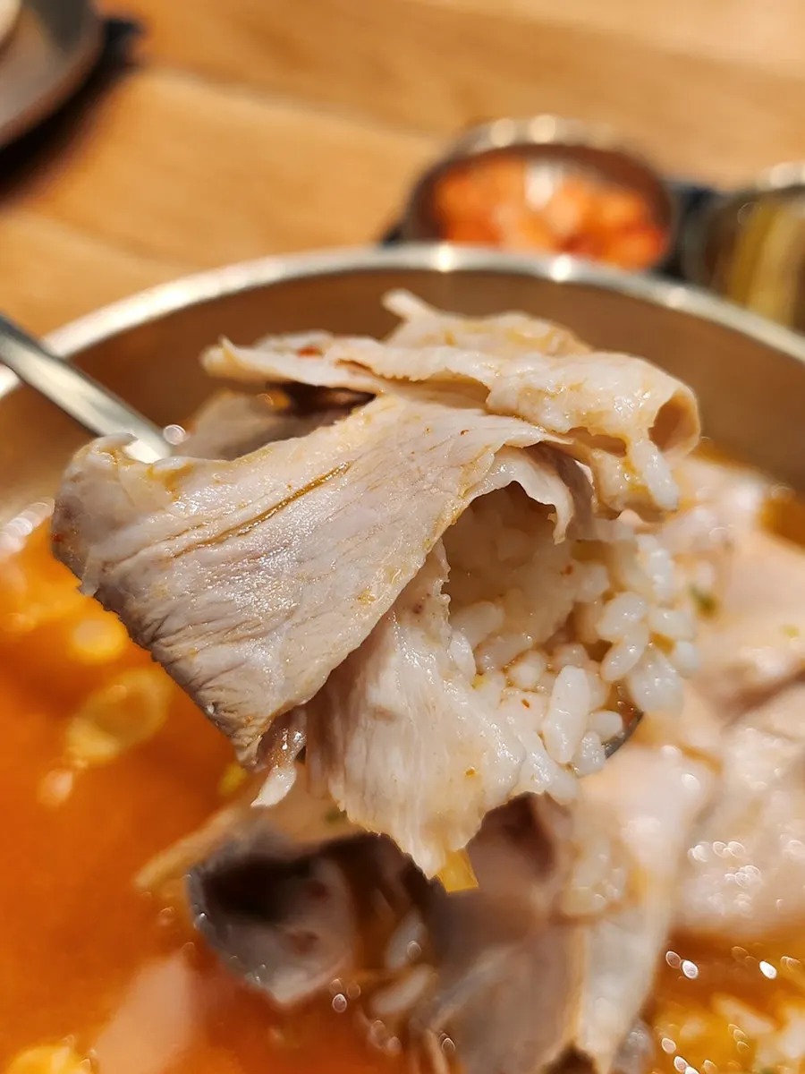 매콤한 국물의 열곰탕 한 그릇