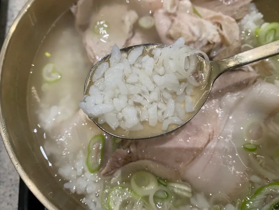 맑고 담백한 백옥 돼지곰탕 국물