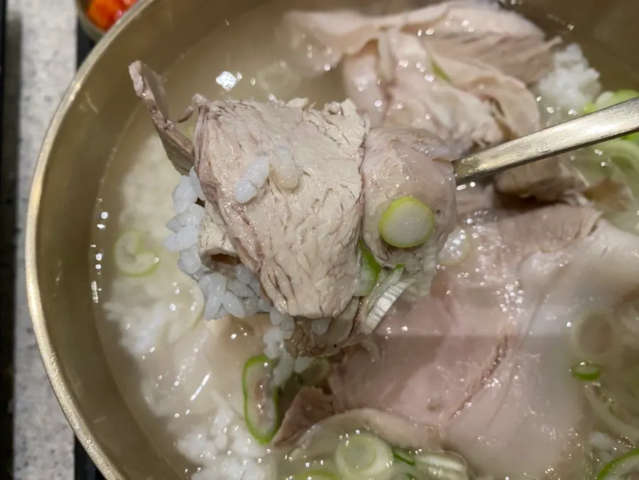 백옥 돼지곰탕 한 그릇 클로즈업