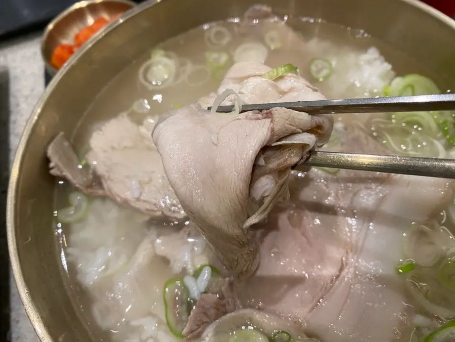 고기가 넉넉히 들어간 돼지곰탕