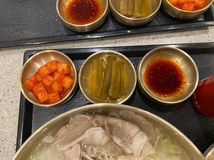 기본 반찬으로 나온 궁채 장아찌와 깍두기