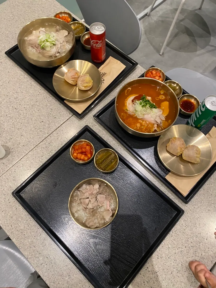 담백한 곰탕에 곁들인 궁채 장아찌