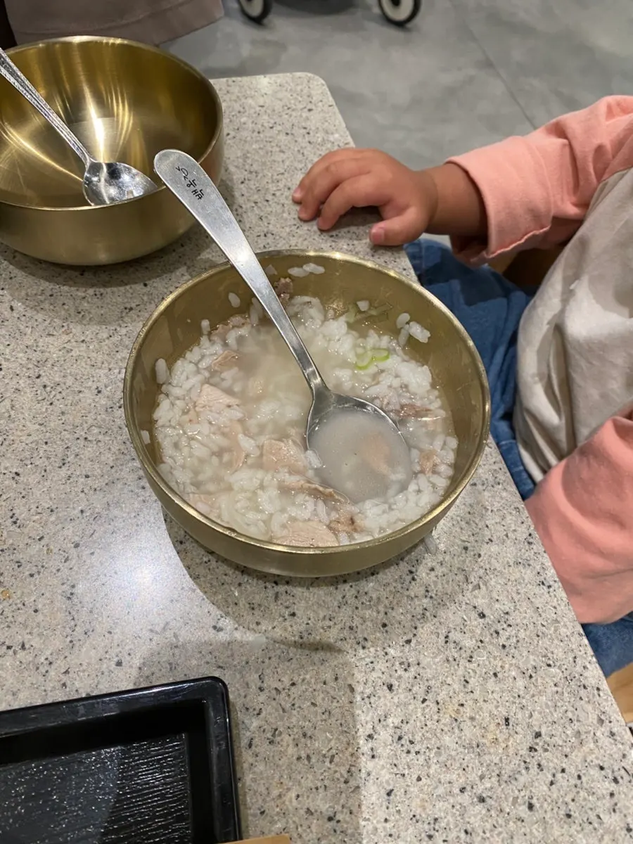 유아 식기에 덜어낸 키즈곰탕