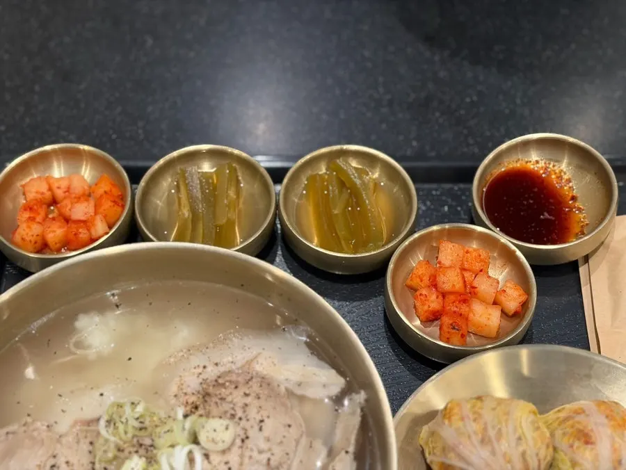 유기그릇에 담긴 밑반찬 상차림