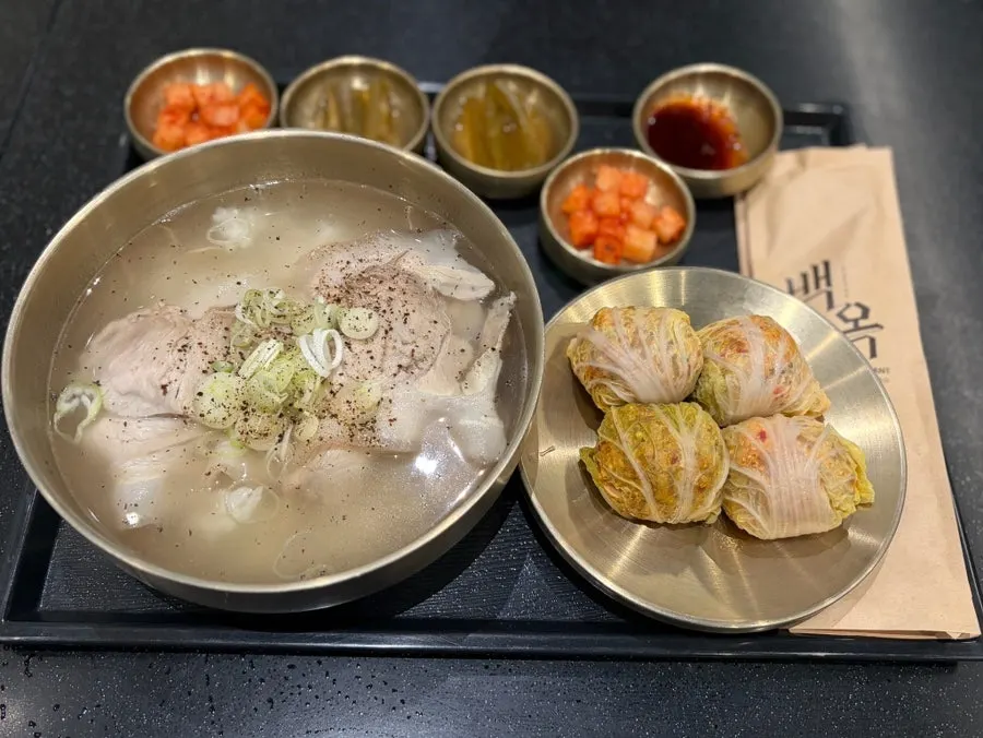 깍두기 궁채 장아찌와 양념 소스