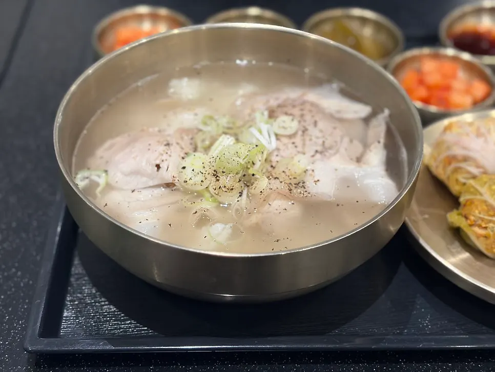 놋그릇 돼지곰탕과 배추만두 한 상
