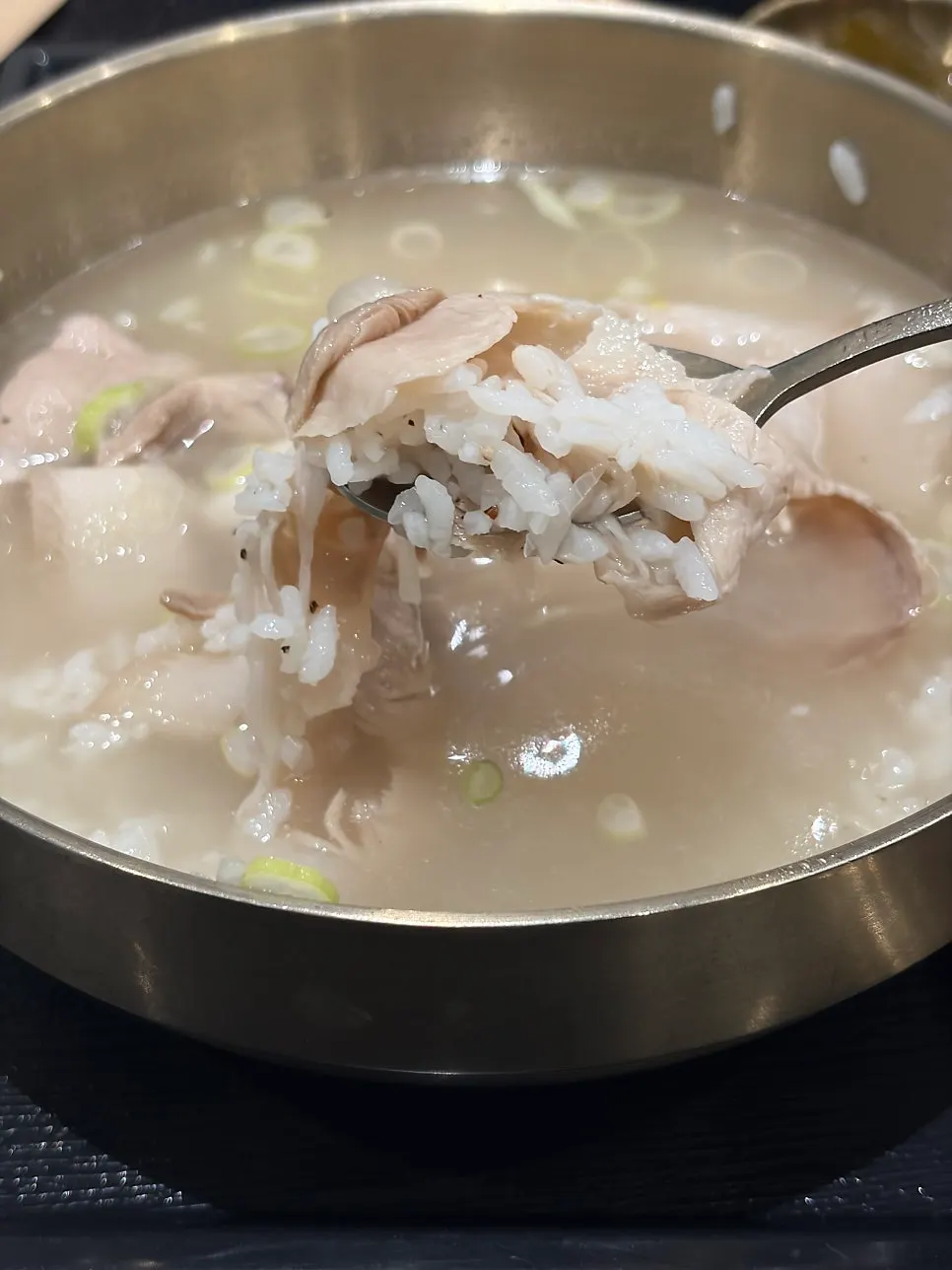맑은 육수 위 돼지고기 수육