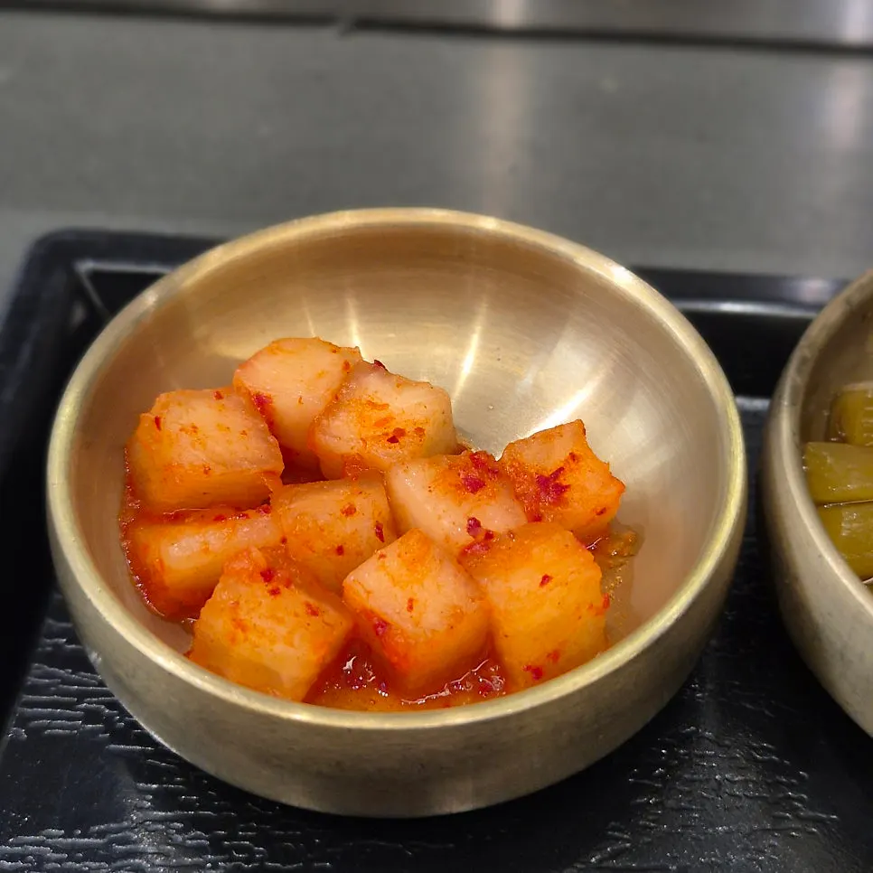 Side dishes served alongside the pork gomtang