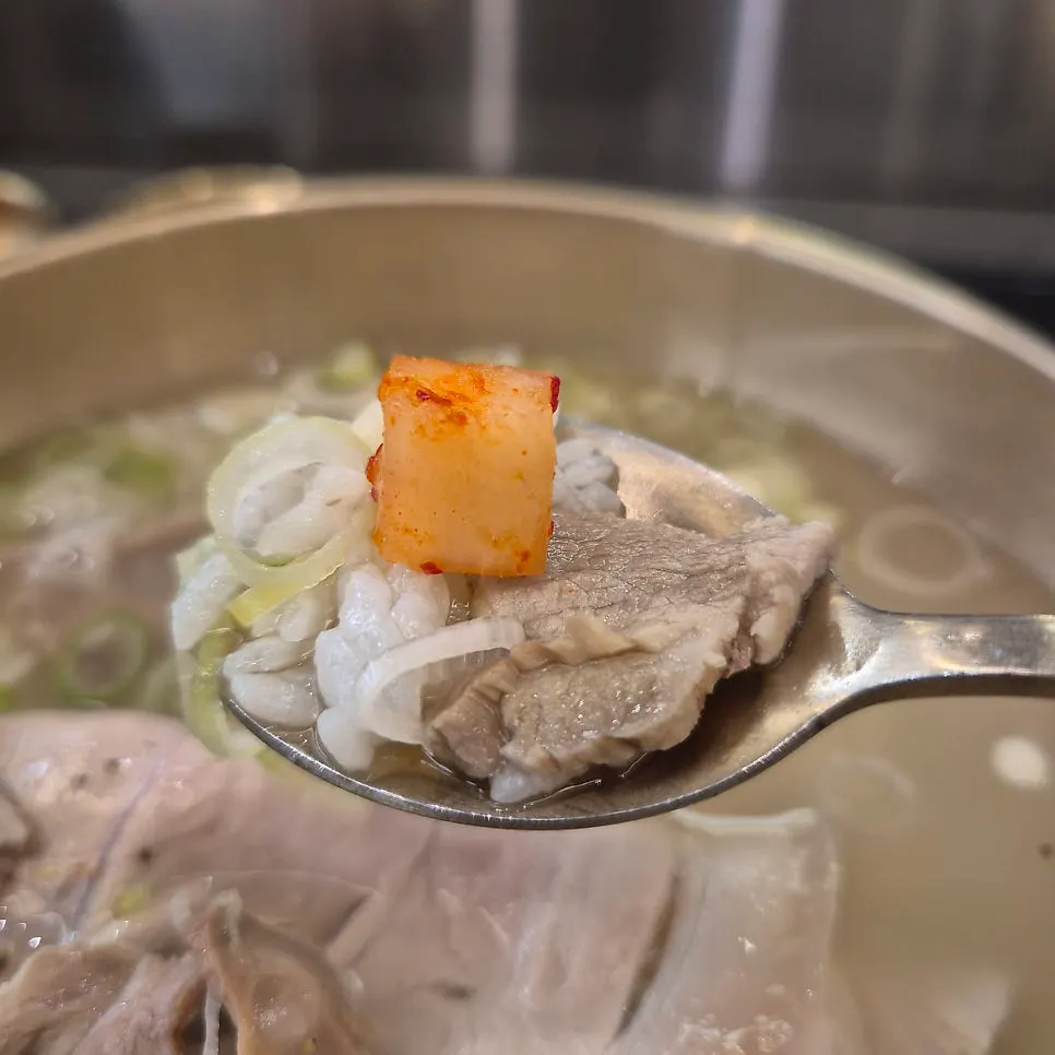 A bowl of pork gomtang enjoyed two different ways