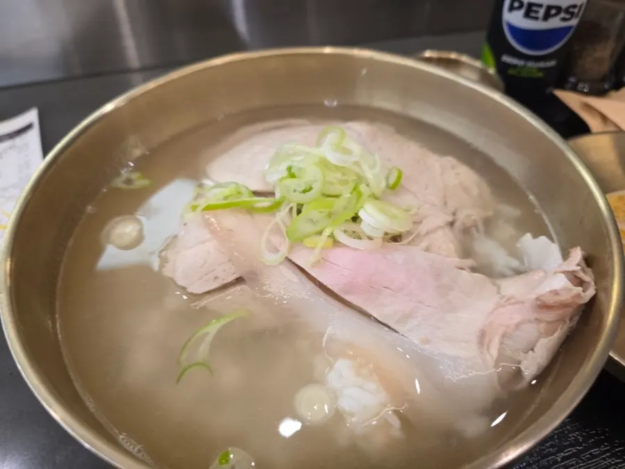 A bowl of pork gomtang at Baekok Dongtan