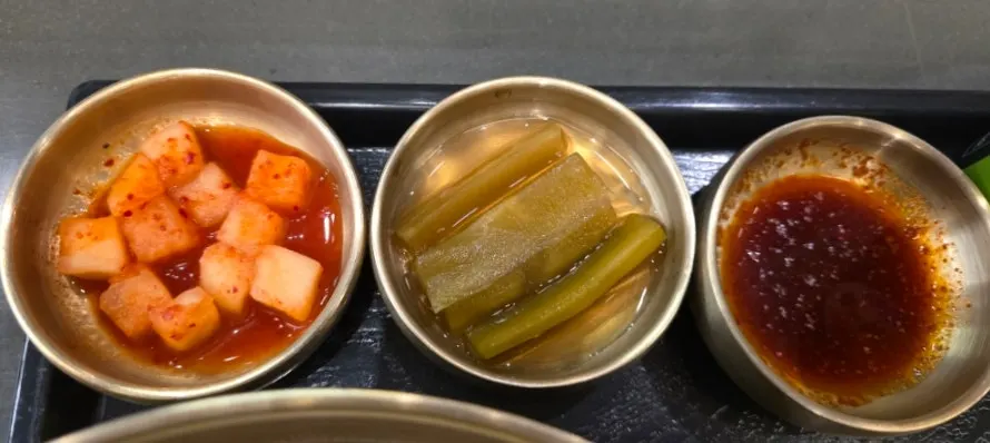 Basic side dishes served with Baekok's pork gomtang
