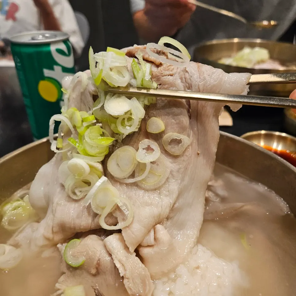 맑은 국물의 돼지곰탕 클로즈업