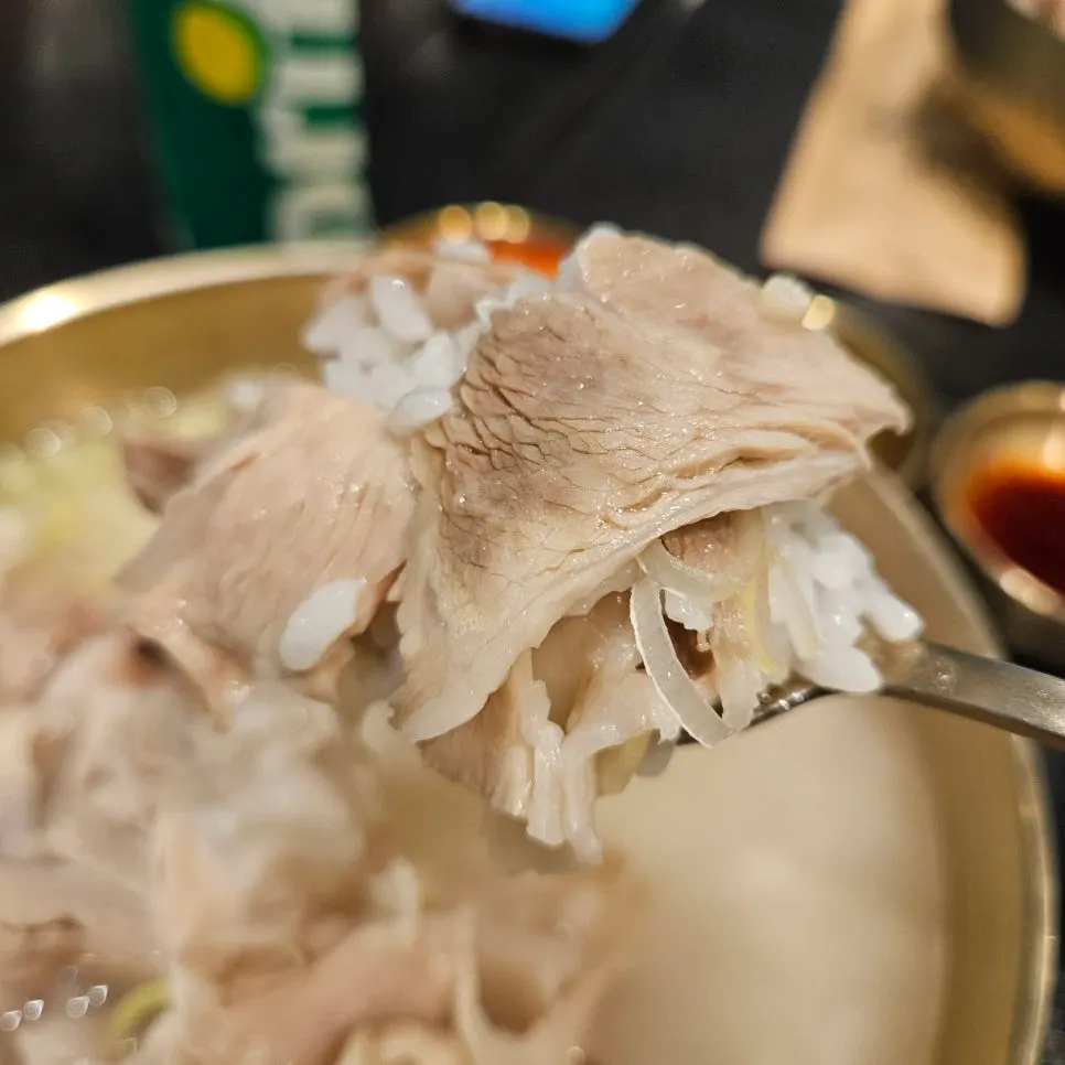 숟가락으로 떠올린 돼지곰탕 국물