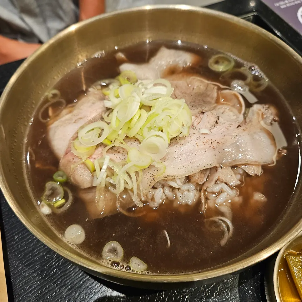 돼지약곰탕 국물과 고기 클로즈업