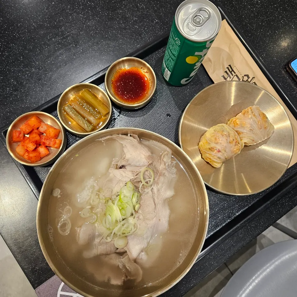 돼지곰탕 세트와 약곰탕이 놓인 식사 상차림