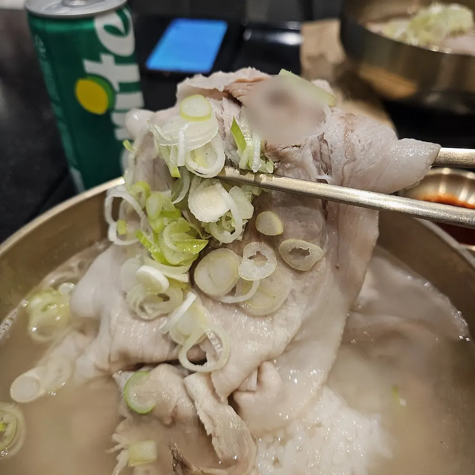 식사 마무리 무렵의 곰탕 그릇
