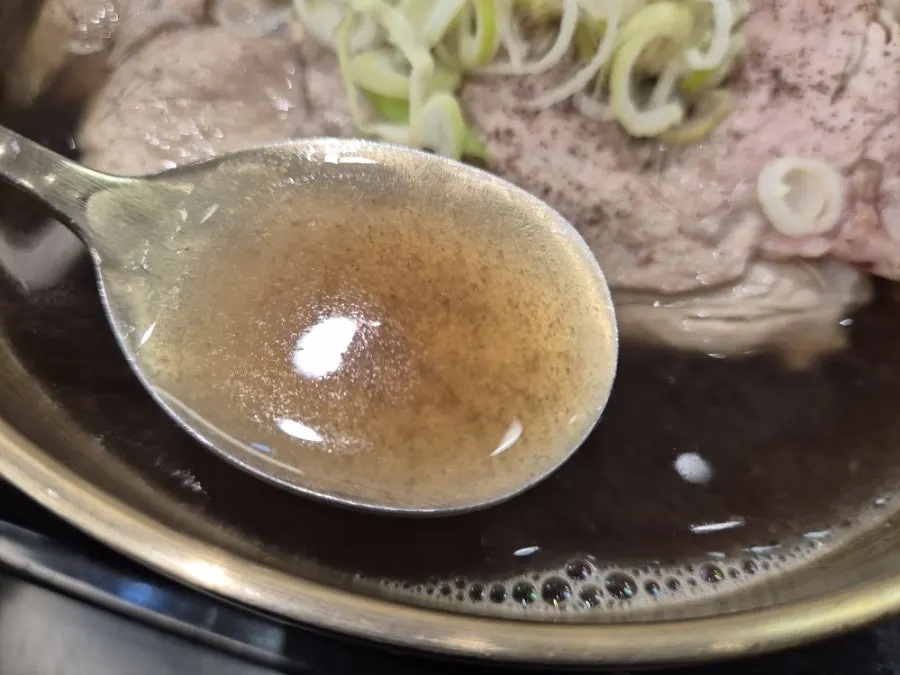 진한 국물의 백옥 약곰탕 한 그릇