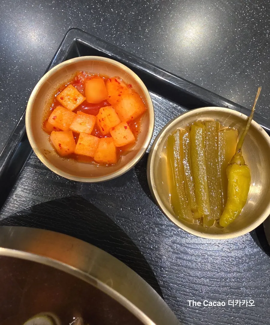 약곰탕과 배추만두 두 개가 놓인 세트 구성