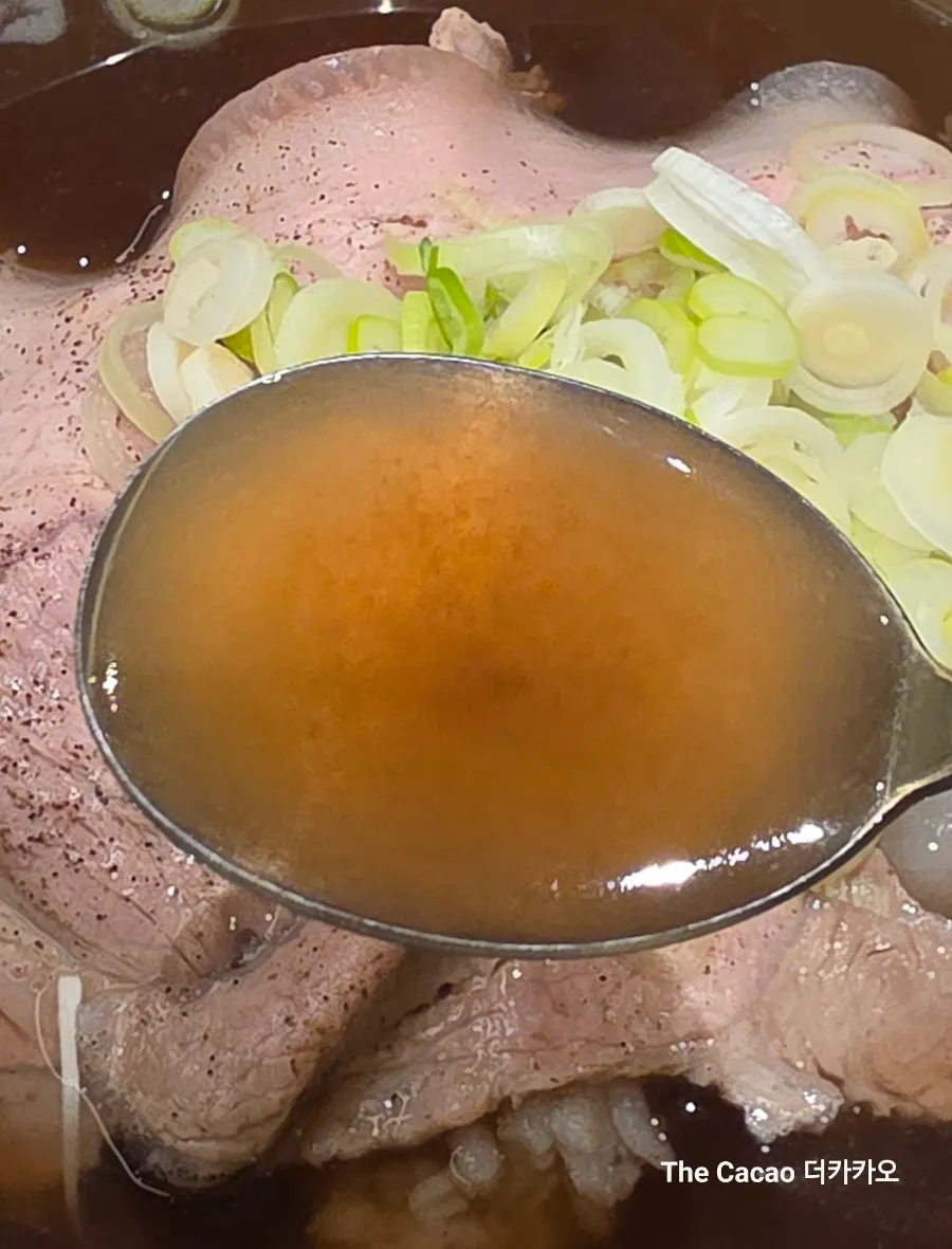 국내산 앞다리살 고기를 건져 올린 모습