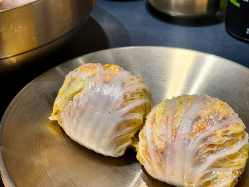 A table of gomtang served toreom-style