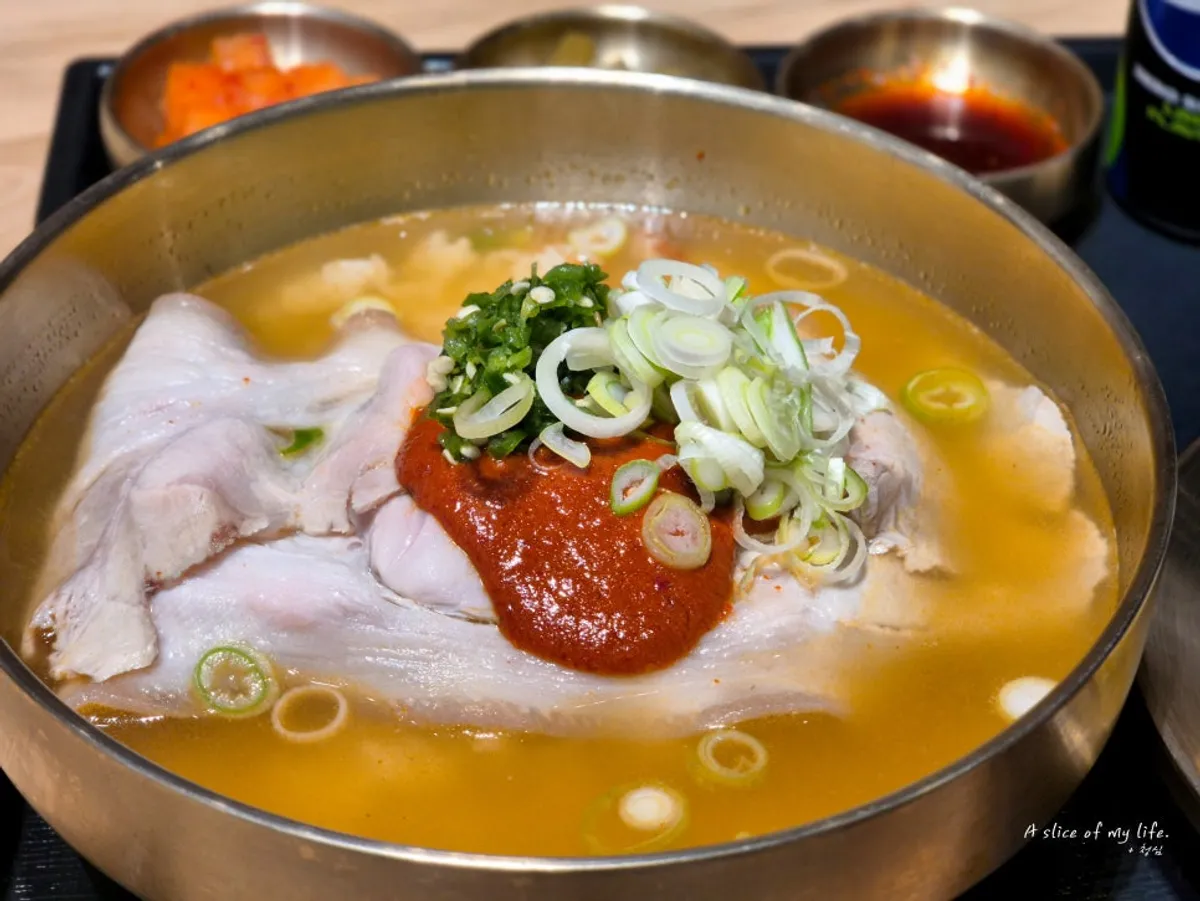 Cabbage dumplings served with the spicy gomtang set