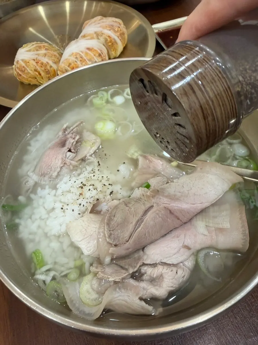 명동8길 골목의 백옥 명동 입구