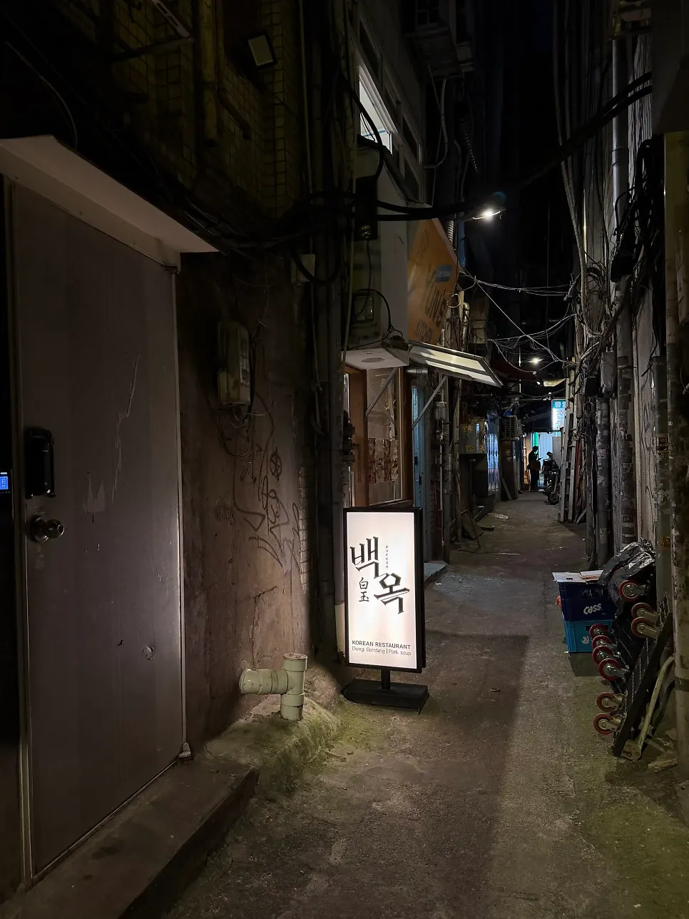 골목 안에 자리한 백옥 명동 가게 전경