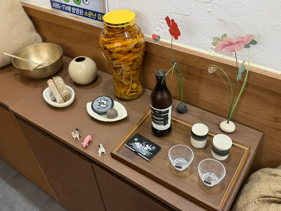 차분한 분위기의 백옥 명동 식사 공간