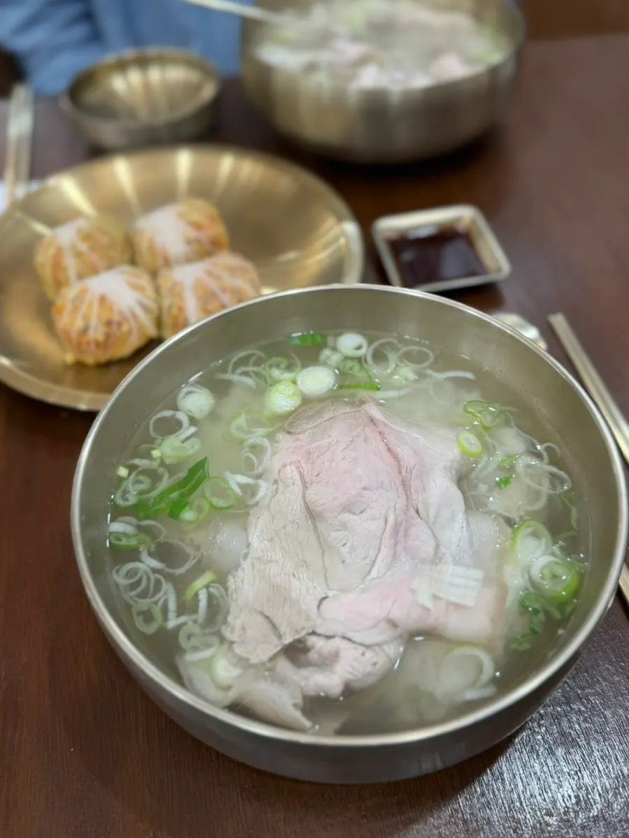 주문한 돼지곰탕과 배추만두 한 상