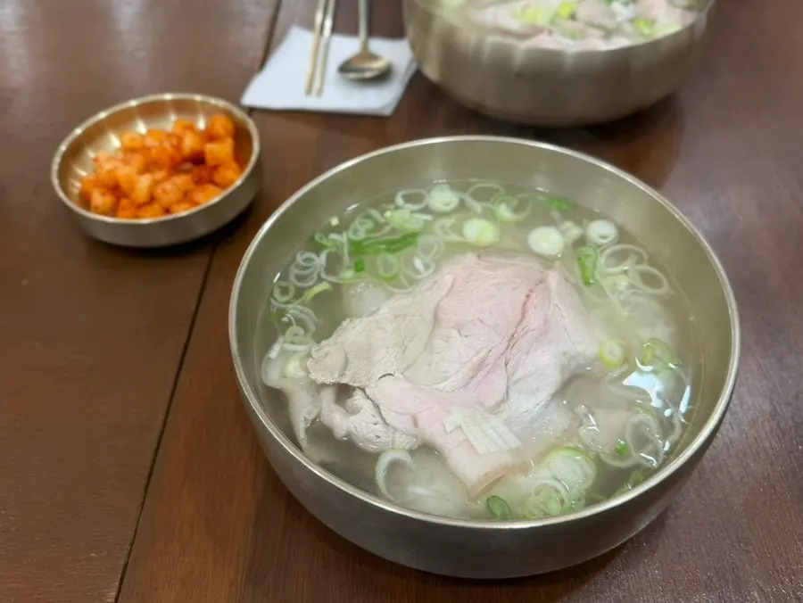 돼지 앞다리살이 들어간 돼지곰탕 중