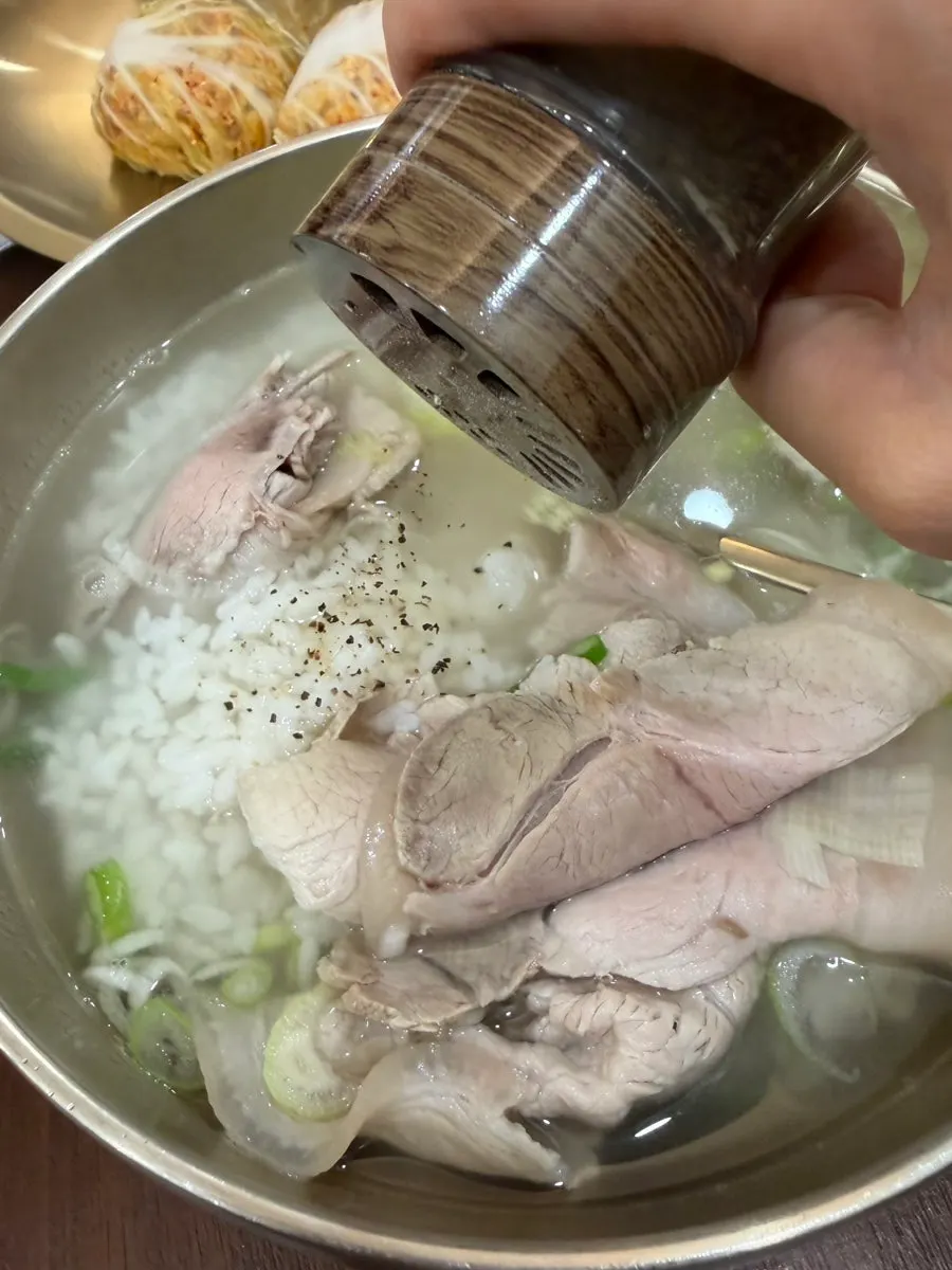 뜨끈한 국물의 백옥 명동 돼지곰탕