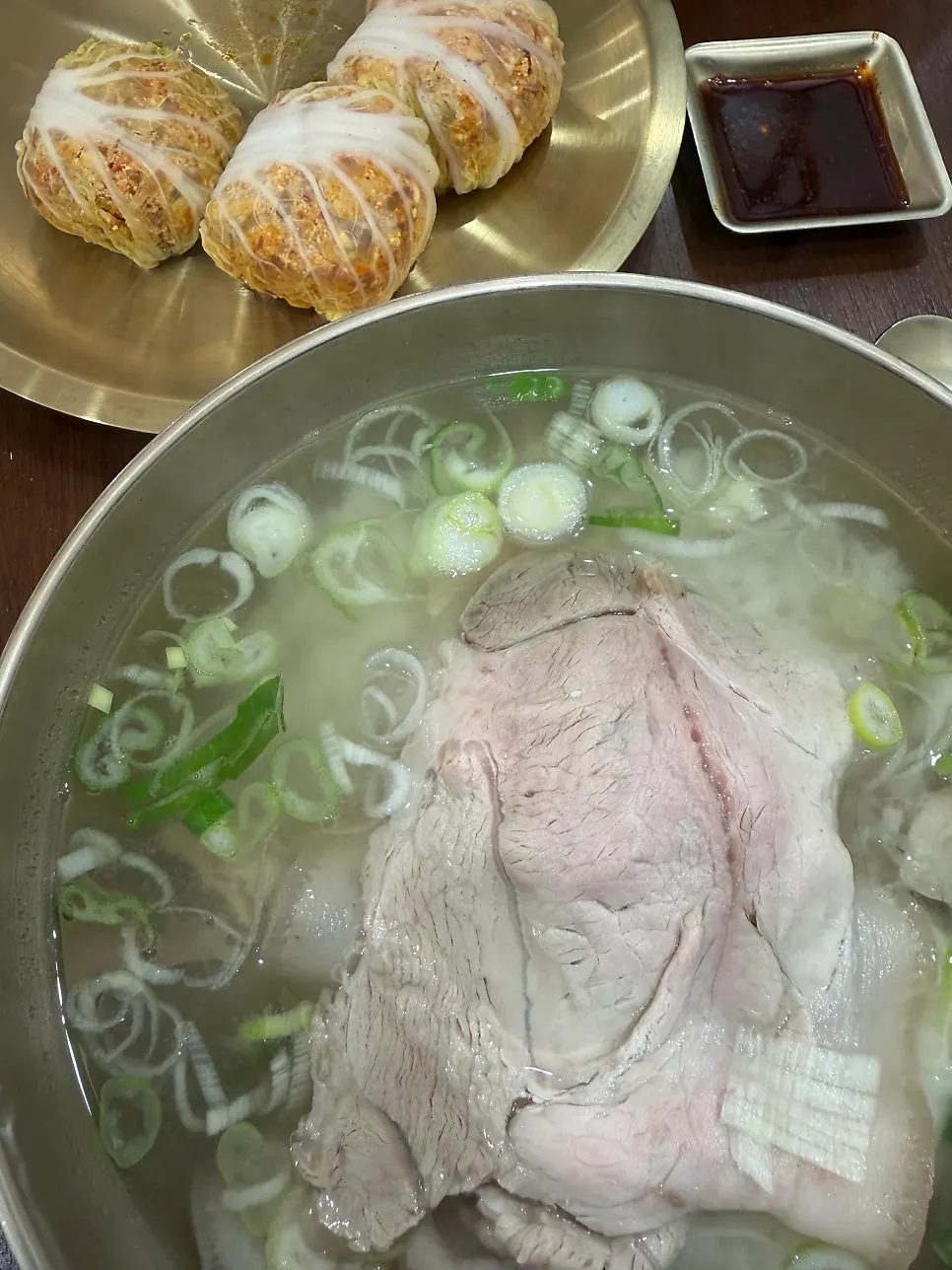 배추만두 단면과 곰탕 국물