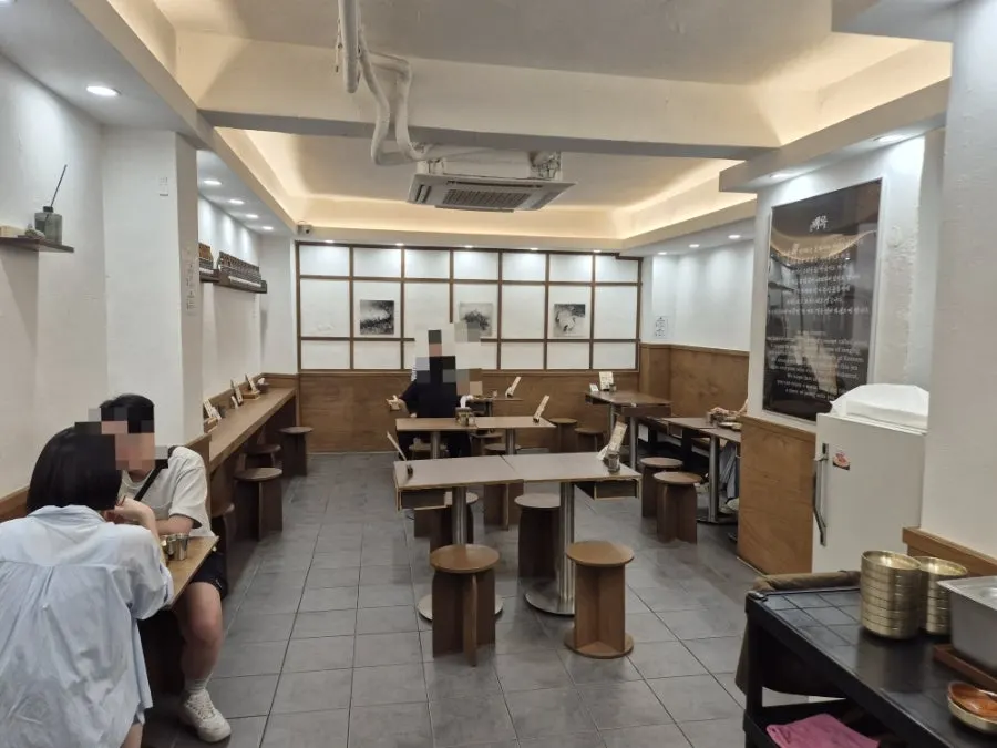 혼밥하기 좋은 백옥 명동 내부 분위기